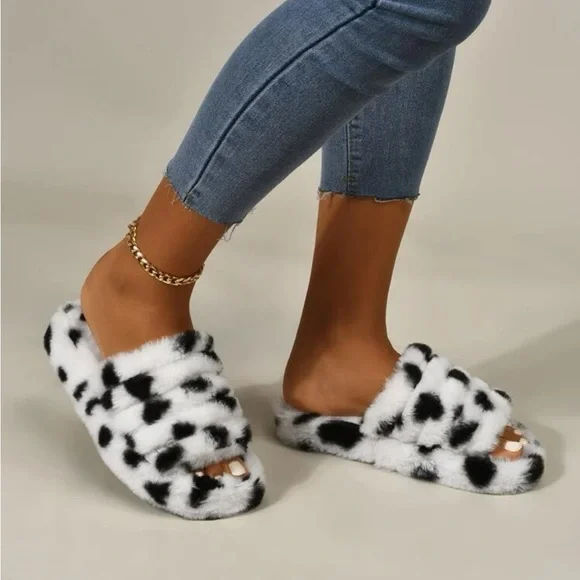 Luxurious Womens Black and White Polka Dot Slippers - Picture 4 of 6